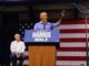 El expresidente estadounidense Barack Obama saluda a la gente en un evento de campaña para la vicepresidenta y candidata presidencial demócrata Kamala Harris en el Fitzgerald Field House de la Universidad de Pittsburgh en Pittsburgh, Pensilvania, EE. UU., el 10 de octubre de 2024. EFE/EPA/Justin Merriman