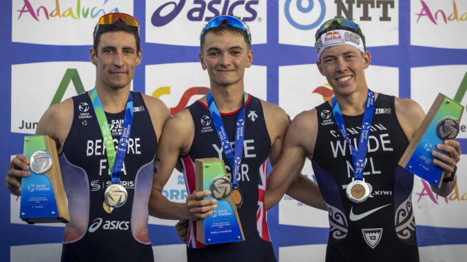 TORREMOLINOS (MÁLAGA), 20/10/2024.- Podio final del Mundial de triatlón tras la última prueba disputada en Torremolinos, el triatleta francés Leo Bergere (i), segundo clasificado, el británico Alex Yee (c), campeón del mundo, y el neozelandés Hayden Wild (d), tercero. EFE/Álvaro Cabrera
