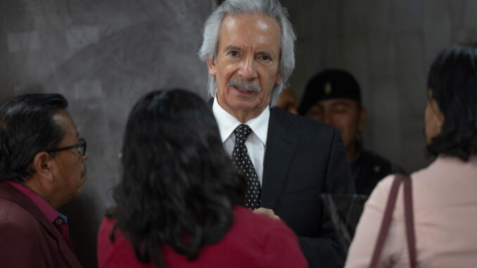 El periodista José Rubén Zamora es saludado por una funcionaria a su llegada a una audiencia en el Organismo Judicial de Guatemala, este viernes, en la ciudad de Guatemala (Guatemala).EFE/ David Toro
