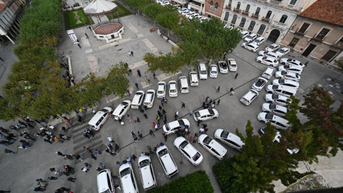 Concentración de taxistas convocados por la Gremial del Taxi de Alcalá como acto de repulsa ante el asesinato de uno de sus compañeros, que el martes recibió varias puñaladas, este jueves en Alcalá de Henares (Madrid). EFE/ Fernando Villar
