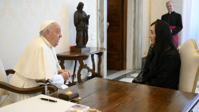 El papa Francisco recibe este lunes a la vicepresidenta de Argentina, Victoria Villarruel, en una audiencia privada en el Vaticano. EFE/ Vatican Media/Mario Tomassetti /SOLO USO EDITORIAL/SOLO DISPONIBLE PARA ILUSTRAR LA NOTICIA QUE ACOMPAÑA (CRÉDITO OBLIGATORIO)
