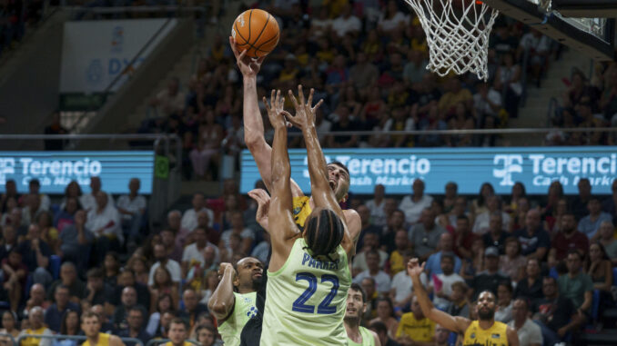 El pívot del Laguna Tenerife, Gio Shermadini lanza a canasta ante el ala-pívot del Barça, J. Parker, durante el partido de la liga ACB que Laguna Tenerife y Barça disputaron en el Pabellón Santiago Martín de La Laguna (Tenerife). EFE/Ramón de la Rocha
