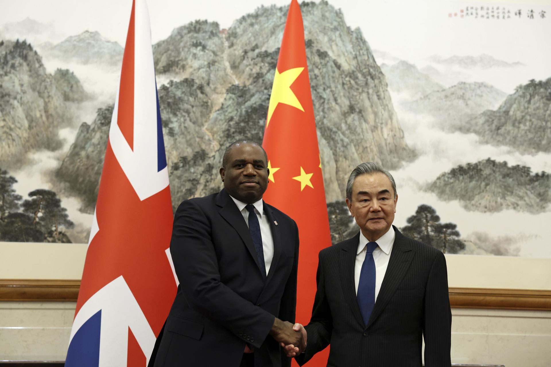 El ministro de Relaciones Exteriores de Gran Bretaña, David Lammy, y el ministro de Relaciones Exteriores de China, Wang Yi, se estrechan la mano antes de su reunión en la Casa de Huéspedes de Estado Diaoyutai en Beijing, China, el 18 de octubre de 2024. (Reino Unido) EFE/EPA/FLORENCIA LO/POOL
