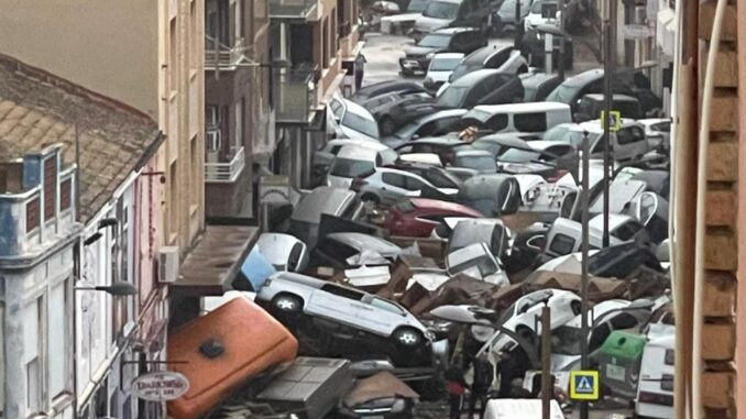 Coches amontonados en una calle del municipio de Alfafar, pegado a la ciudad de València, en una imagen cedida a EFE.
