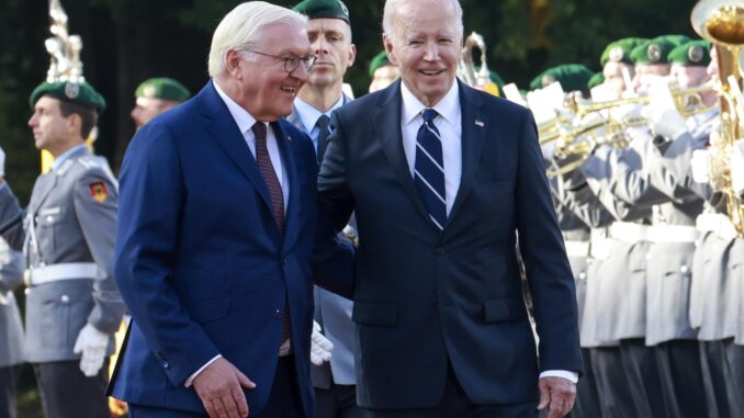 El presidente alemán, Frank-Walter Steinmeier (izq.), y el presidente estadounidense, Joe Biden, asisten a una recepción con honores militares durante la visita de este último al Palacio Bellevue en Berlín, Alemania, el 18 de octubre de 2024.EFE/EPA/CLEMENS BILAN
