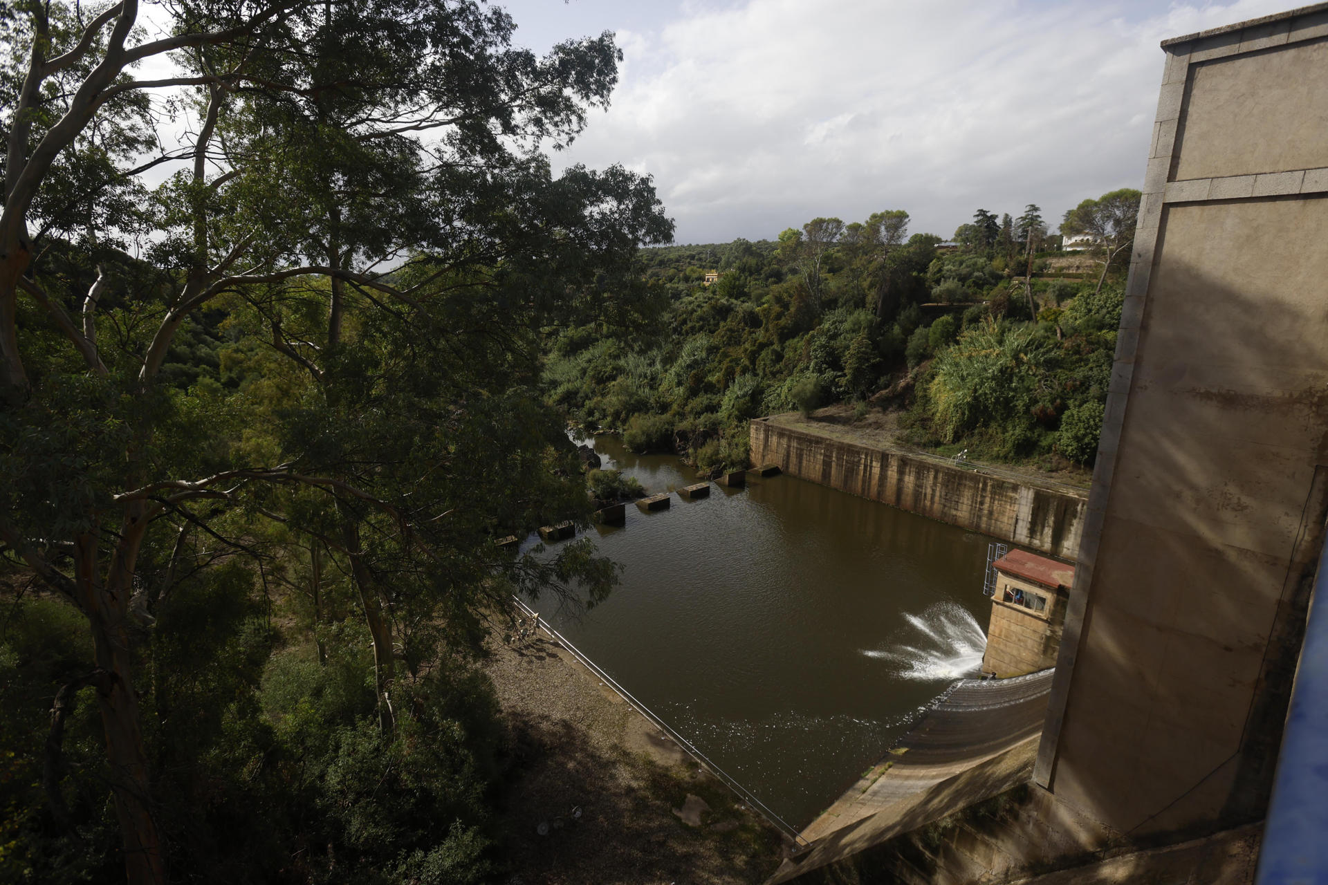 Estado que presenta la presa derivación de Bembézar en la localidad cordobesa de Hornachuelos que este lunes está desembalsando agua. EFE/Salas
