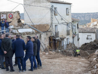 El presidente del PP, Alberto Núñez Feijóo (2i), junto al presidente de Castilla-La Mancha, Emiliano García Page (i), visita la zona afectada por la inundaciones en Letur (Albacete). EFE/ Jesús Monroy