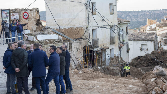 El presidente del PP, Alberto Núñez Feijóo (2i), junto al presidente de Castilla-La Mancha, Emiliano García Page (i), visita la zona afectada por la inundaciones en Letur (Albacete). EFE/ Jesús Monroy
