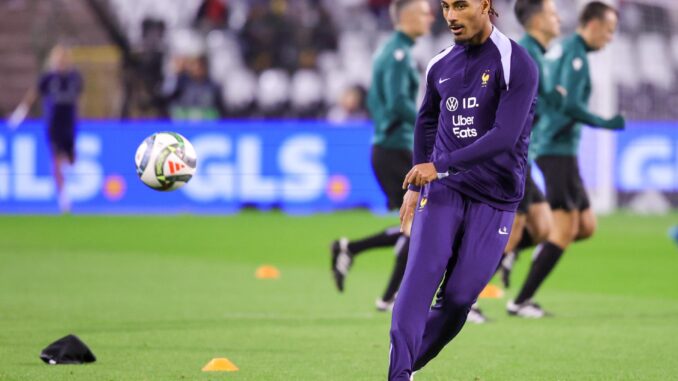 El francés Loic Bade, en la previa de un partido con su selección, en una foto de archivo. EFE/EPA/OLIVIER MATTHYS
