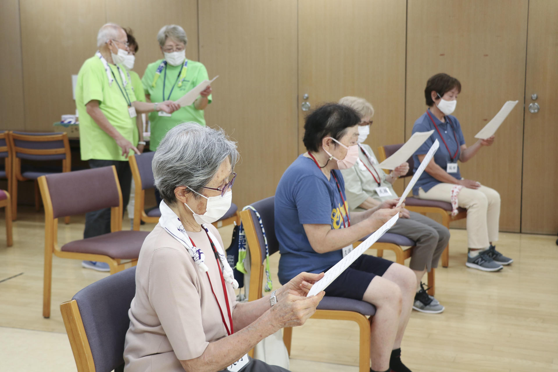 Las muertes solitarias de ancianos en Japón ascendieron a 40.000 solo en la primera mitad de 2024, una de las tantas consecuencias del aislamiento social que sufren las personas mayores y que un distrito tokiota busca combatir con una red de vigilancia donde participan, entre otros, repartidores de periódicos. Para el país asiático, el envejecimiento poblacional supone uno de sus mayores desafíos y de cara a las elecciones del 27 de octubre es una cuestión candente, definida como "emergencia silenciosa" por el primer ministro, Shigeru Ishiba, líder también de la formación favorita para ganar los comicios, el Partido Liberal Democrático (PLD). El sistema integra además un grupo de 104 voluntarios que visitan en sus hogares a los mayores que así lo solicitan (hasta ahora, 47 vecinos han pedido la vigilancia intensiva) para asegurarse de que todo transcurre con normalidad o, por el contrario, detectar problemas. EFE/ María Carcaboso Abrié
