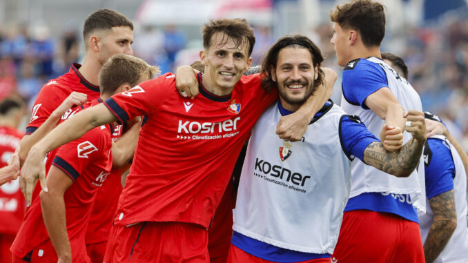 El delantero croata del Osuna Ante Budimir celebra el gol marcado ante el Getafe que ha supuesto el 1-1 en el marcador durante el partido correspondiente a la novena jornada de LaLiga EA Sports disputado esta tarde en el Estadio Coliseum de Getafe. EFE/Sergio Pérez
