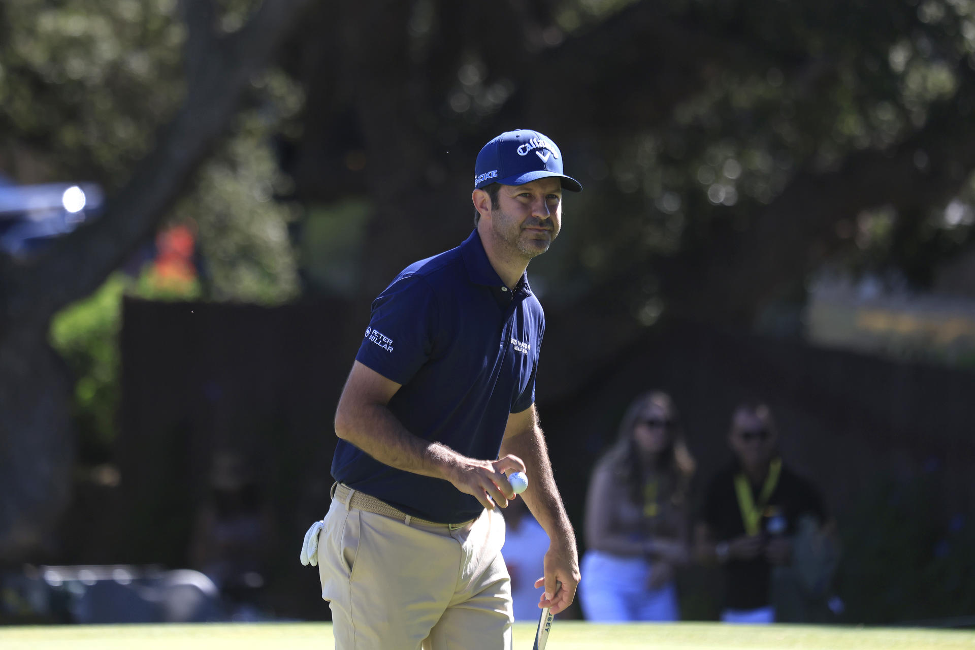 El golfista español Jorge Campillo saluda al público al finalizar el hoyo 2 este sábado, durante la tercera jornada de la décima edición del Estrella Damm N.A. Andalucía Masters en el Real Club de Golf Sotogrande, en San Roque (Cádiz). EFE/ A.Carrasco Ragel
