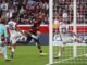 El delantero Victor Boniface, jugador del Leverkusen (C), logra el 2-1 durante el partido de la Bundesliga que han jugado Bayer 04 Leverkuseny Eintracht Frankfurt en Leverkusen, Alemania. EFE/EPA/CHRISTOPHER NEUNDORF