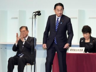 Fotografía de archivo del primer ministro de Japón, Fumio Kishida (centro), el 27 de septiembre de 2024. EFE/EPA/Hiro Komae