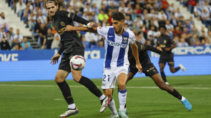 Roberto López controla el balón ante Yarek. EFE / Sergio Pérez.
