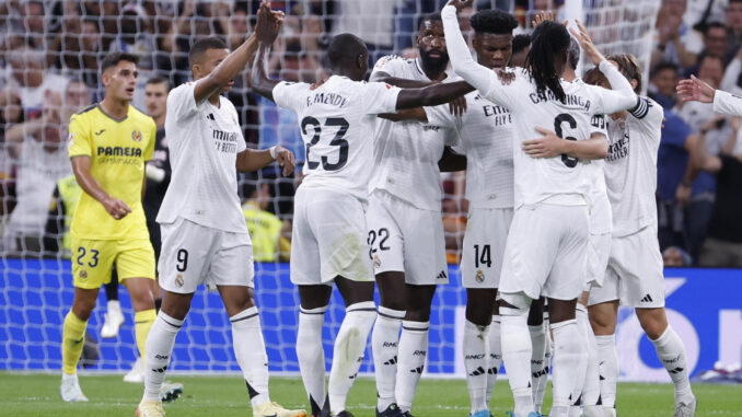 Los jugadores del Real Madrid celebran el gol marcado por su compañero Fede Valverde ante el Villarreal durante el partido de la jornada 9 de Liga en el estadio Santiago Bernabéu. EFE/Javier Lizón
