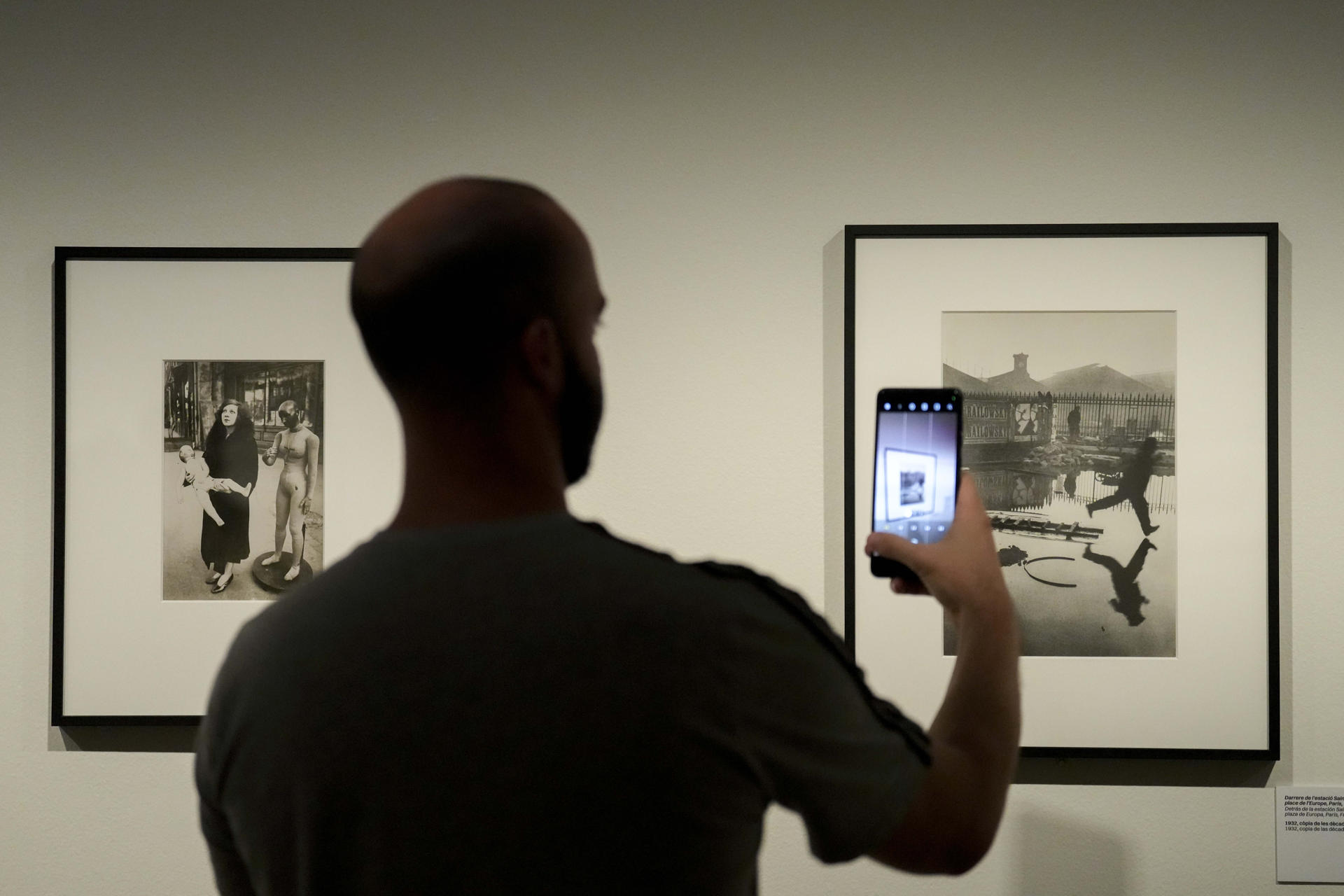 El centro KBr de la Fundación Mapfre en Barcelona recorre en la exposición 'Watch! Watch! Watch!' la variada obra del artista, cineasta, antropólogo y fotógrafo francés Henri Cartier-Bresson, a través de 250 fotografías, que dan testimonio de la historia del siglo XX. EFE/Enric Fontcuberta
