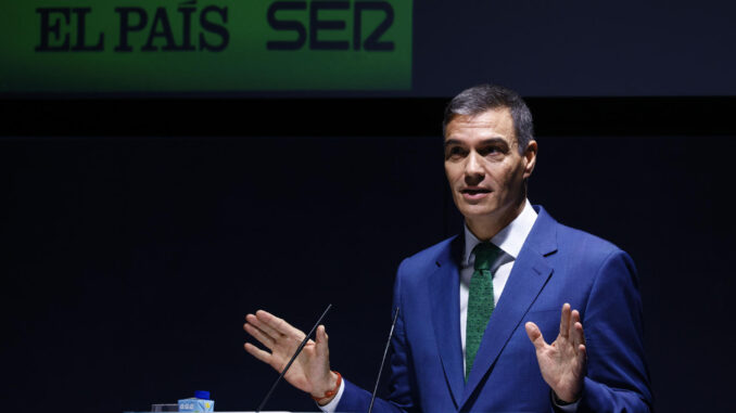 El presidente del Gobierno, Pedro Sánchez, durante su intervención en las jornadas "World in Progress Barcelona", un foro de debate impulsado por el Grupo PRISA sobre los retos de la globalización y la erosión de las democracias. EFE/Quique García
