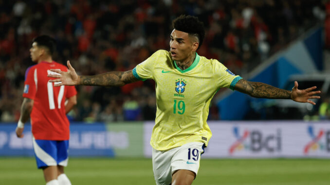 Igor Jesus Maciel da Cruz de Brasil celebra su gol en un partido de las eliminatorias sudamericanas para el Mundial de 2026. EFE/ Elvis González
