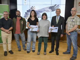 La directora del Instituto de Investigación en Recursos Cinegéticos (IREC) y presidenta del Comité Científico de SEO/BirdLife, Beatriz Arroyo (3d); el coordinador del Área de Estudio y Seguimiento de Avifauna de SEO/BirdLife, Juan Carlos del Moral (i); el presidente de la Fundación Iberdrola España, Fernando García (2d); el técnico de SEO/BirdLife, Jesús Pinilla (d); y los autores del estudio, Mario Fernández (2i) y Sara Puche (3i), durante la presentación hoy jueves del estudio sobre el comportamiento del aguilucho cenizo este jueves en Ciudad real EFE/Jesús Monroy