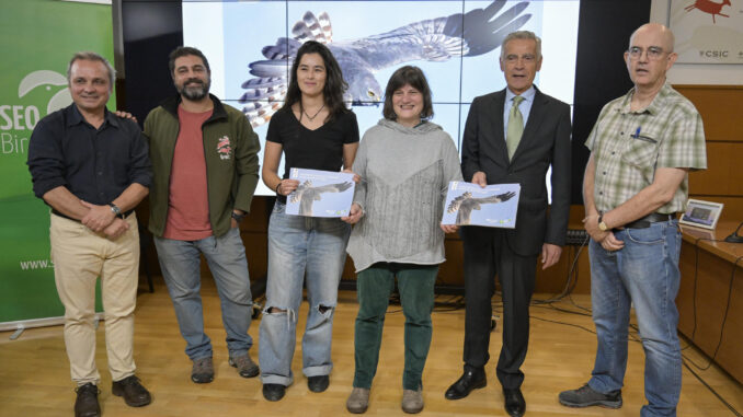 La directora del Instituto de Investigación en Recursos Cinegéticos (IREC) y presidenta del Comité Científico de SEO/BirdLife, Beatriz Arroyo (3d); el coordinador del Área de Estudio y Seguimiento de Avifauna de SEO/BirdLife, Juan Carlos del Moral (i); el presidente de la Fundación Iberdrola España, Fernando García (2d); el técnico de SEO/BirdLife, Jesús Pinilla (d); y los autores del estudio, Mario Fernández (2i) y Sara Puche (3i), durante la presentación hoy jueves del estudio sobre el comportamiento del aguilucho cenizo este jueves en Ciudad real EFE/Jesús Monroy
