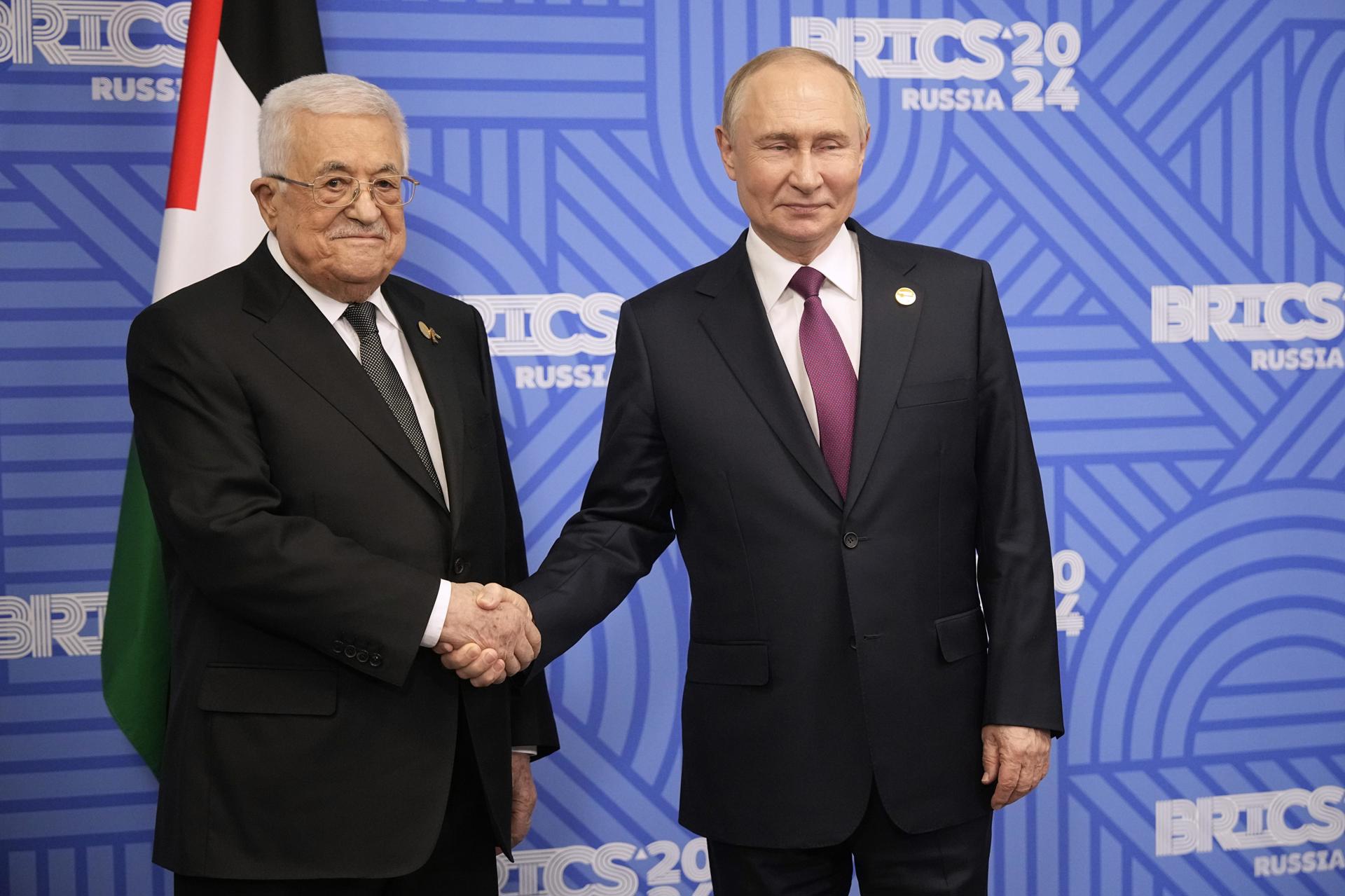 - El presidente ruso, Vladimir Putin (d), da la bienvenida al presidente palestino, Mahmoud Abbas (i), antes de su reunión al margen de la Cumbre BRICS en Kazán, Rusia, el 24 de octubre de 2024. La cumbre BRICS tendrá lugar del 22 al 24 de octubre. (Rusia) EFE/EPA/ALEXANDER ZEMLIANICHENKO / PISCINA
