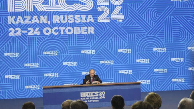 El presidente ruso, Vladimir Putin, habla durante su conferencia de prensa en la cumbre BRICS en Kazán, Rusia, el 24 de octubre de 2024. La cumbre BRICS tendrá lugar del 22 al 24 de octubre. (Rusia) EFE/EPA/MÁXIMO SHIPENKOV
