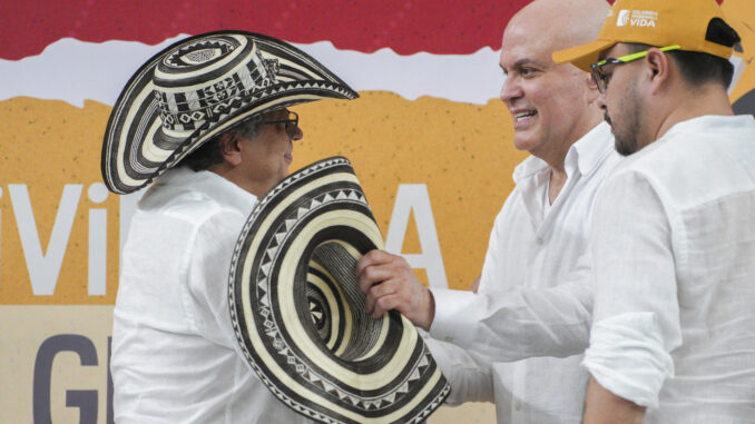 Fotografía cedida por la oficina de prensa de la Presidencia de Colombia del mandatario, Gustavo Petro (i), junto al ex jefe paramilitar Salvatore Mancuso, este jueves en Montería (Colombia). EFE/ Presidencia De Colombia
