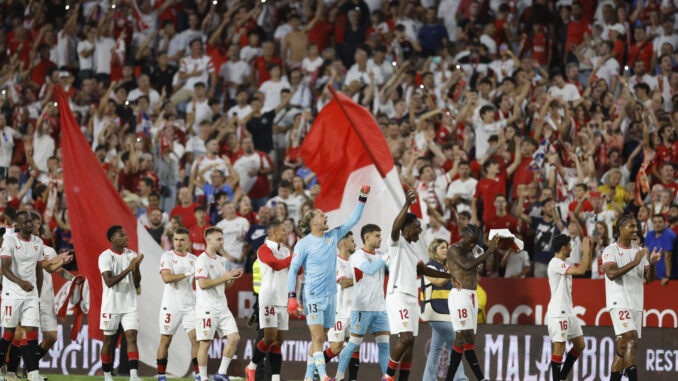 Los jugadores del Sevilla celebran la victoria tras el partido de la novena jornada de LaLiga que Sevilla FC y Real Betis disputaron este domingo en el estadio Ramón Sánchez-Pizjuán, en Sevilla. EFE/Julio Muñoz
