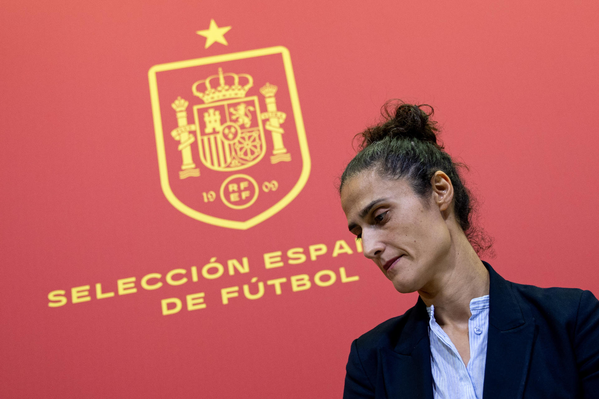 La seleccionadora española de fúbol, Montse Tomé, en el anuncio de la lista de jugadoras convocadas para los partidos amistosos que España jugará contra Canadá e Italia los próximos días 25 y 29 de octubre. EFE/Daniel González
