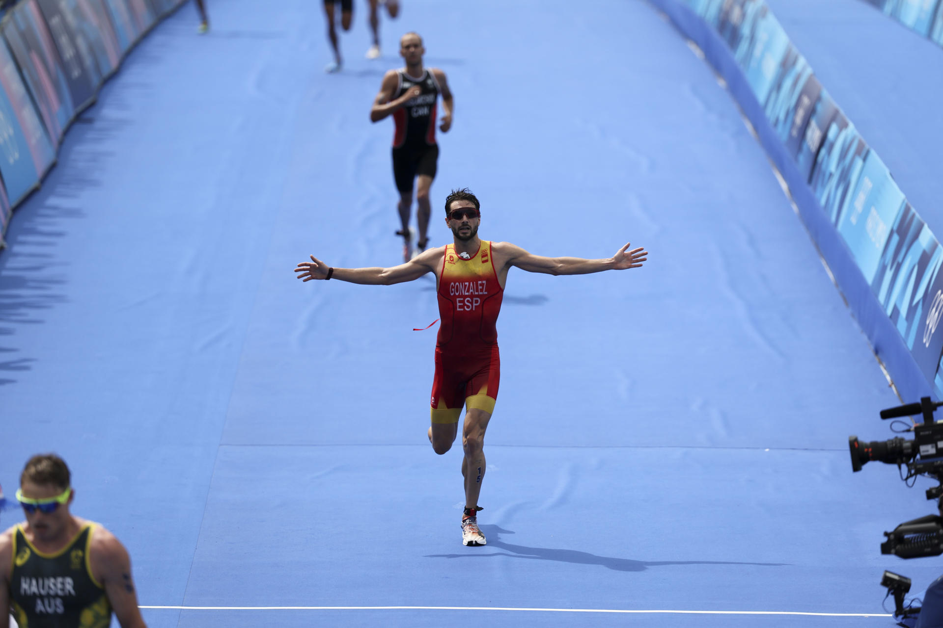 El triatleta español Alberto González, en una imagen de archivo, al cruzar la meta en la prueba de triatlón masculino de los Juegos Olímpicos de París 2024. EFE/ Miguel Gutiérrez
