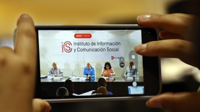 Fotografía de archivo del 5 de junio de 2024 de una persona que graba un video con su celular durante una conferencia de prensa donde se presentó la Ley de Comunicación Social, en La Habana (Cuba). EFE/Ernesto Mastrascusa
