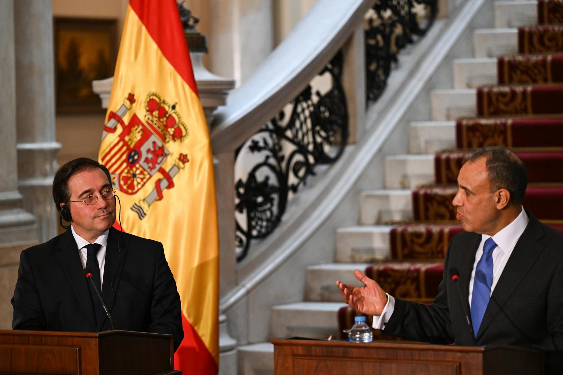 El ministro de Asuntos Exteriores de España, José Manuel Albares (izquierda), y su homólogo egipcio, Badr Abdelatty, durante su comparecencia informativa conjunta en El Cairo. EFE/ Mohamed Hossam
