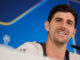 El portero del Real Madrid, el belga Thibaut Courtois, en la rueda de prensa ofrecida este lunes, en la víspera del partido de Liga de Campeones ante el Borussia de Dortmund. EFE/ Sergio Pérez