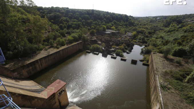 Estado que presenta la presa derivación de Bembézar en la localidad cordobesa de Hornachuelos que este lunes está desembalsando agua. Los embalses de la cuenca del Guadalquivir han sido los más beneficiados de la lluvia del fin de semana y ayer habían registrado ya un incremento de hasta 30 hectómetros cúbicos. La mejor noticia de todas es que sigue lloviendo. EFE/Salas
