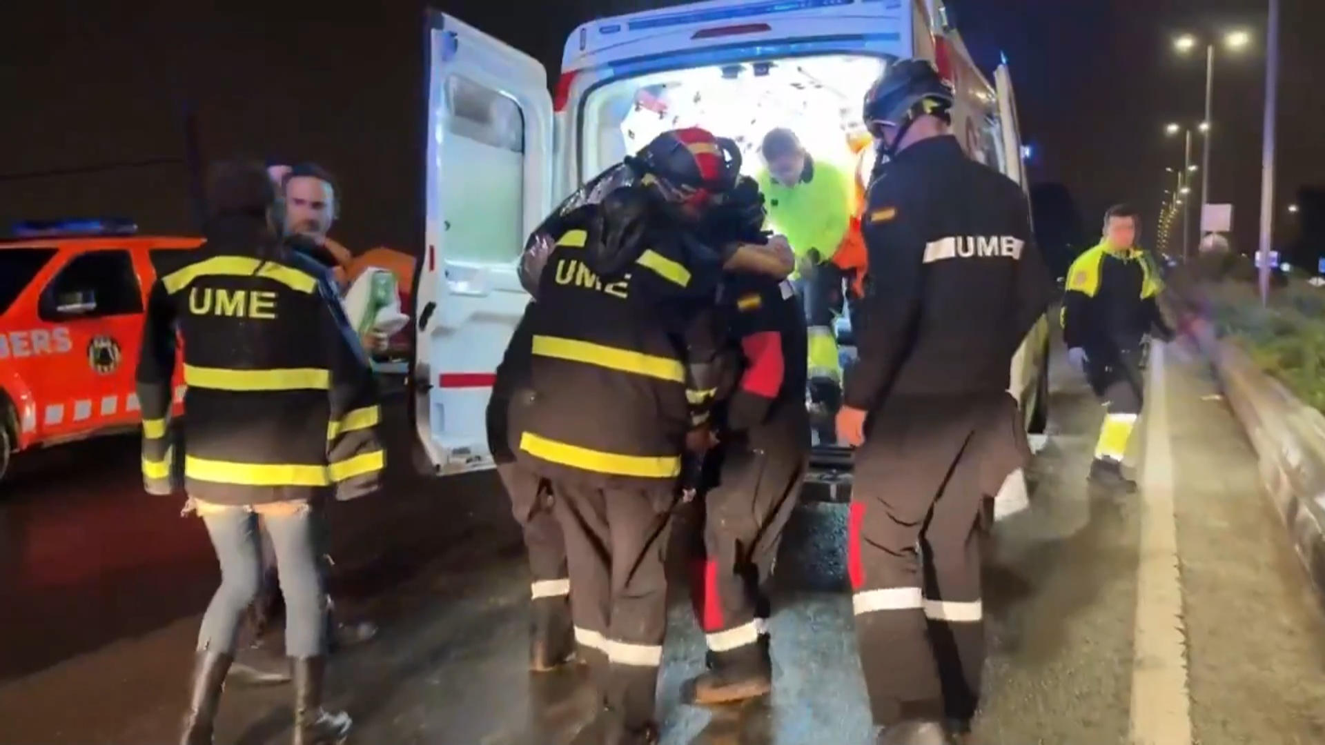 Captura de un video facilitado por la UME. El personal del tercer batallón de la Unidad Militar de Emergencias (UME) se ha desplegado en los municipios valencianos de Utiel y Requena, en el interior de la provincia de Valencia, y en Xirivella y Alaquàs, en el área metropolitana. EFE/UME
