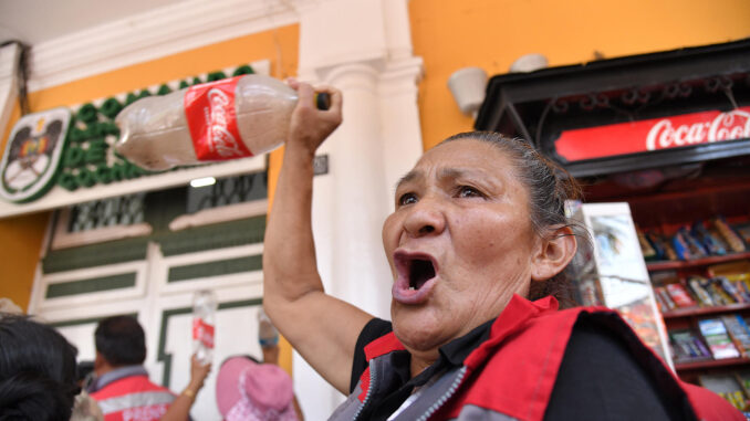 Una mujer participa en una protesta de comerciantes en contra de los bloqueos de carreteras y el alza de los precios este jueves, en Cochabamba (Bolivia). EFE/Jorge Ábrego
