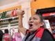 Una mujer participa en una protesta de comerciantes en contra de los bloqueos de carreteras y el alza de los precios este jueves, en Cochabamba (Bolivia). EFE/Jorge Ábrego