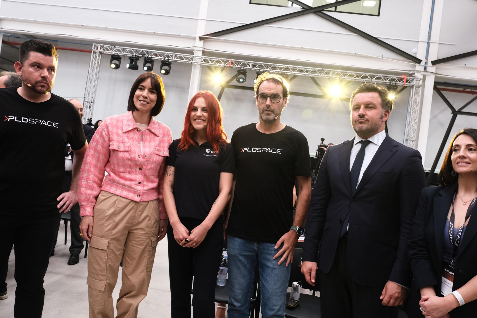 -La astronauta Sara García Alonso, la ministra de Ciencia Diana Morant y el alcalde de Elche, Pablo Ruz, este lunes en la presentación de la experiencia 'Beyond_', de la primera empresa española en el lanzamiento de cohetes espaciales, la alicantina PLD Space, donde da a conocer los avances de la compañía y su hoja de ruta.-EFE/ Pablo Miranzo
