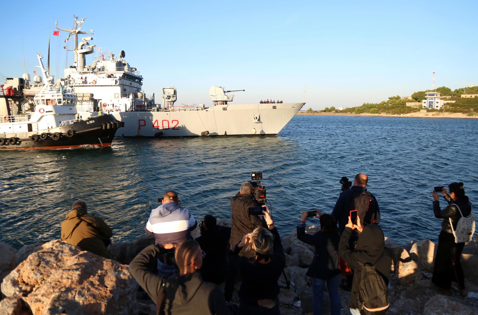 Periodistas graban y fotografían la llegada a Shengjin, (Albania) del barco de la marina italiana con migrantes, el 16 de octubre de 2024. EFE/EPA/MALTON DIBRA
