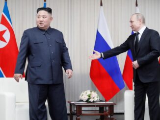 El presidente ruso Vladimir Putin (d) con el líder norcoreano Kim Jong-un en una imagen de archivo. EFE/SERGEI ILNITSKY