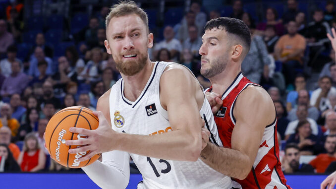 El alero bosnio del Real Madrid Dzanan Musa (i) intenta superar al base italiano Marco Spissu, del Casademont Zaragoza, durante el partido de Liga Endesa de baloncesto disputado en el Wizink Center. EFE/ Javier Lizón
