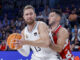 El alero bosnio del Real Madrid Dzanan Musa (i) intenta superar al base italiano Marco Spissu, del Casademont Zaragoza, durante el partido de Liga Endesa de baloncesto disputado en el Wizink Center. EFE/ Javier Lizón