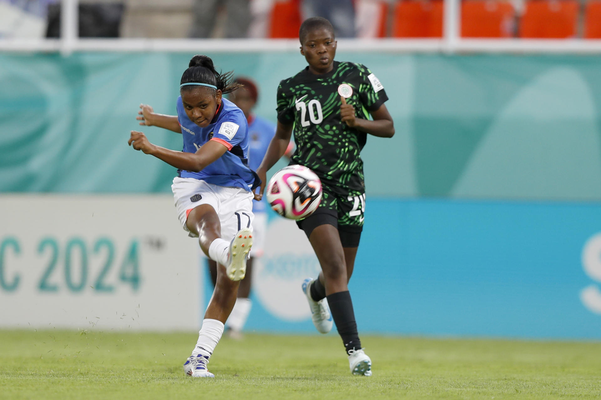 Ayomide Rotimi (d) de Nigeria disputa el balón con Valeria Briones de Ecuador este sábado, en un partido del grupo A de la Copa Mundial Femenina sub-17. EFE/ Diana Sánchez
