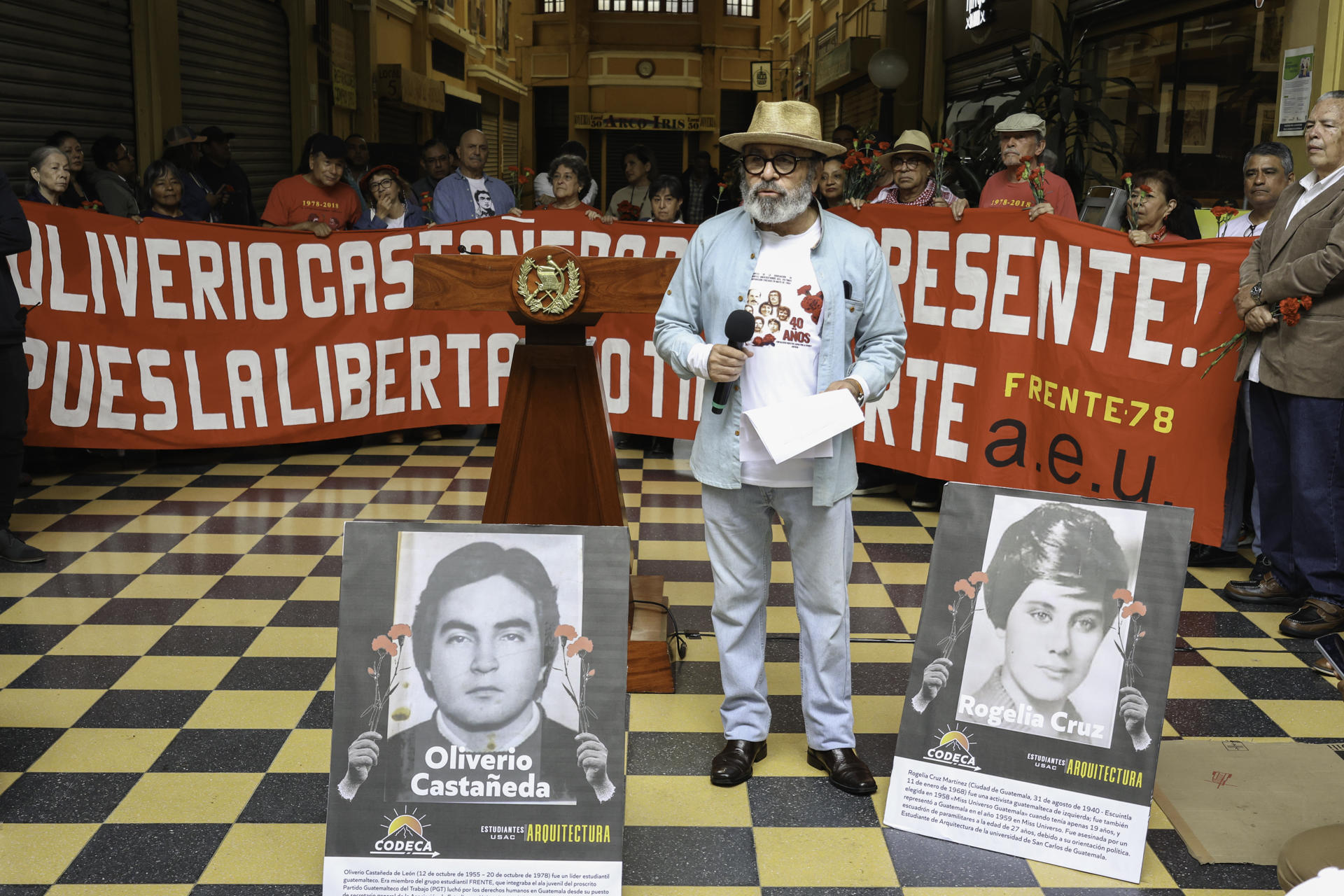 El excompañero en la Asociación de Estudiantes Universitarios (AEU) del asesinado lider estudiantil Oliverio Castañeda de León, Jorge Arraiga, habla durante un acto de rectificación de disculpas publicas por parte del Estado de Guatemala, este domingo, en la ciudad de Guatemala (Guatemala). EFE/ Mariano Macz.
