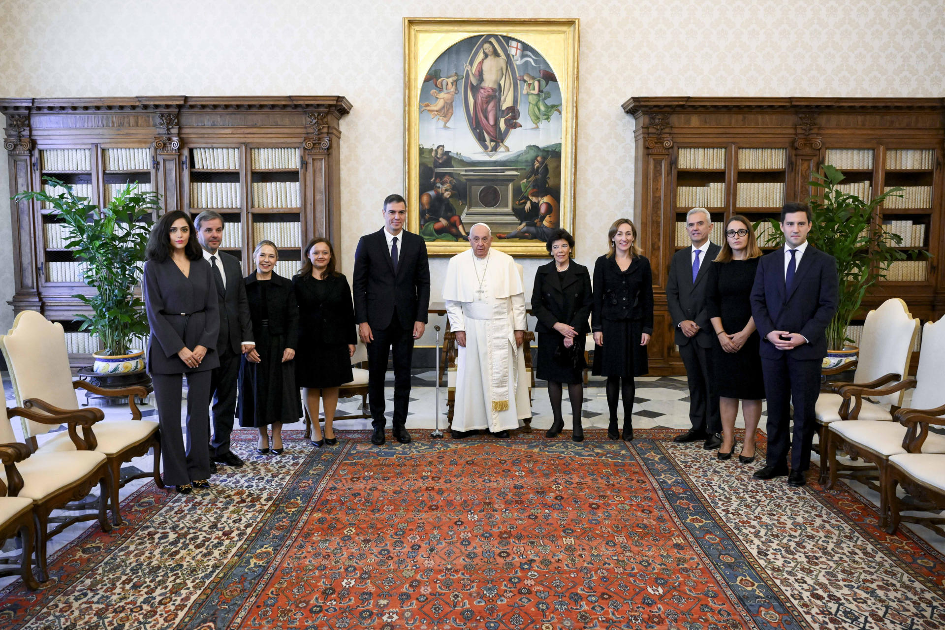 El papa Francisco y el presidente del Gobierno, Pedro Sánchez junto a la embajadora española en el Vaticano, Isabel Celaá (5d), durante su encuentro este viernes en el Vaticano. EFE/Mario Tomassetti/ Prensa del Vaticano/ POOL / SOLO USO EDITORIAL/SOLO DISPONIBLE PARA ILUSTRAR LA NOTICIA QUE ACOMPAÑA (CRÉDITO OBLIGATORIO)
