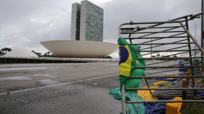 Fotografía de archivo del 9 de enero de 2023 de vallas destrozadas en las afueras del Palacio de Planalto, con el Congreso de fondo, luego de que manifestantes bolsonaristas se tomaran en la víspera la Plaza de los Tres Poderes para invadir los edificios gubernamentales, en Brasilia (Brasil).EFE/ André Coelho
