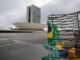 Fotografía de archivo del 9 de enero de 2023 de vallas destrozadas en las afueras del Palacio de Planalto, con el Congreso de fondo, luego de que manifestantes bolsonaristas se tomaran en la víspera la Plaza de los Tres Poderes para invadir los edificios gubernamentales, en Brasilia (Brasil).EFE/ André Coelho