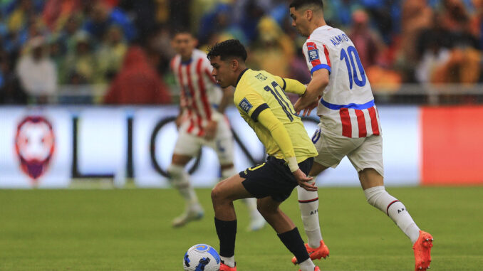 Kendry Páez (i) de Ecuador disputa un balón con Miguel Almirón de Paraguay en un partido de las eliminatorias sudamericanas para el Mundial de 2026. EFE/ José Jácome
