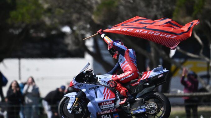 El piloto español Marc Márquez, de Gresini Racing, celebra la victoria del Gran Premio de Australia de MotoGP en el circuito de Phillip Island. EFE/EPA/JOEL CARRETT AUSTRALIA AND NEW ZEALAND OUT
